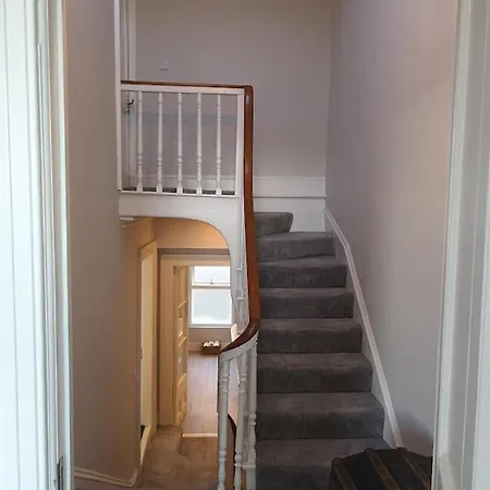 Eglinton Road - Super King - Ensuite * برايْ