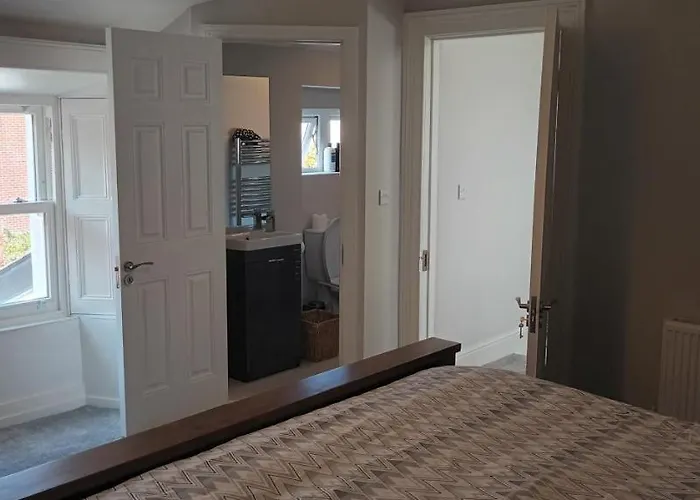 Eglinton Road - Super King - Ensuite * 布瑞